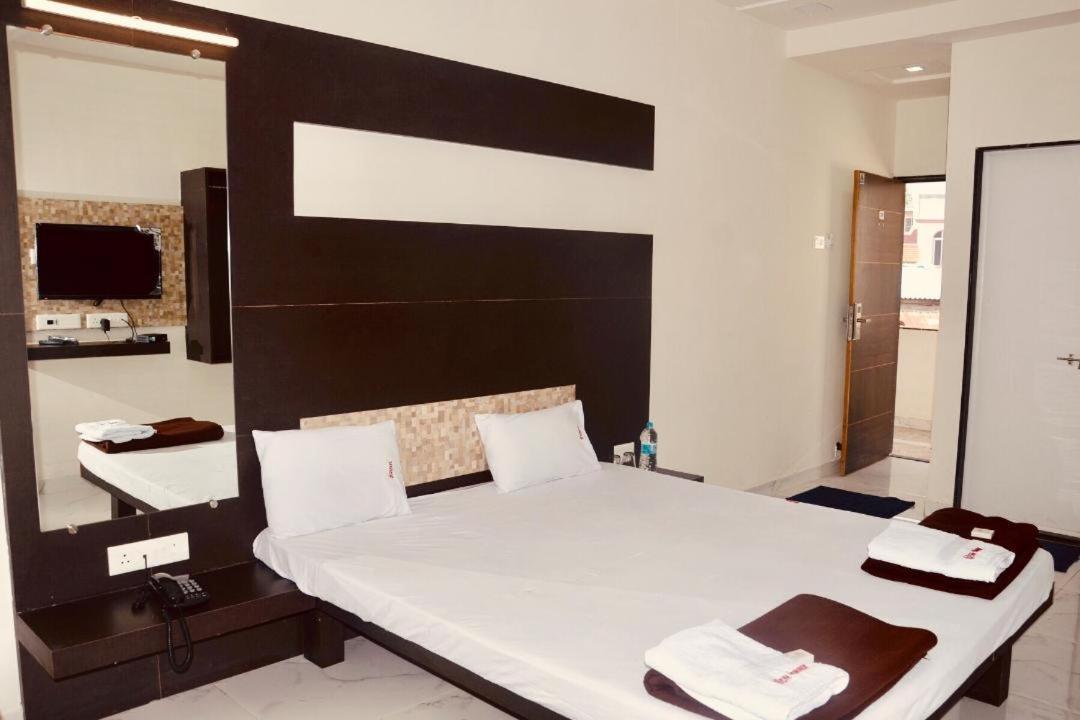 Hotel Mangalam Kurandvad Luaran gambar