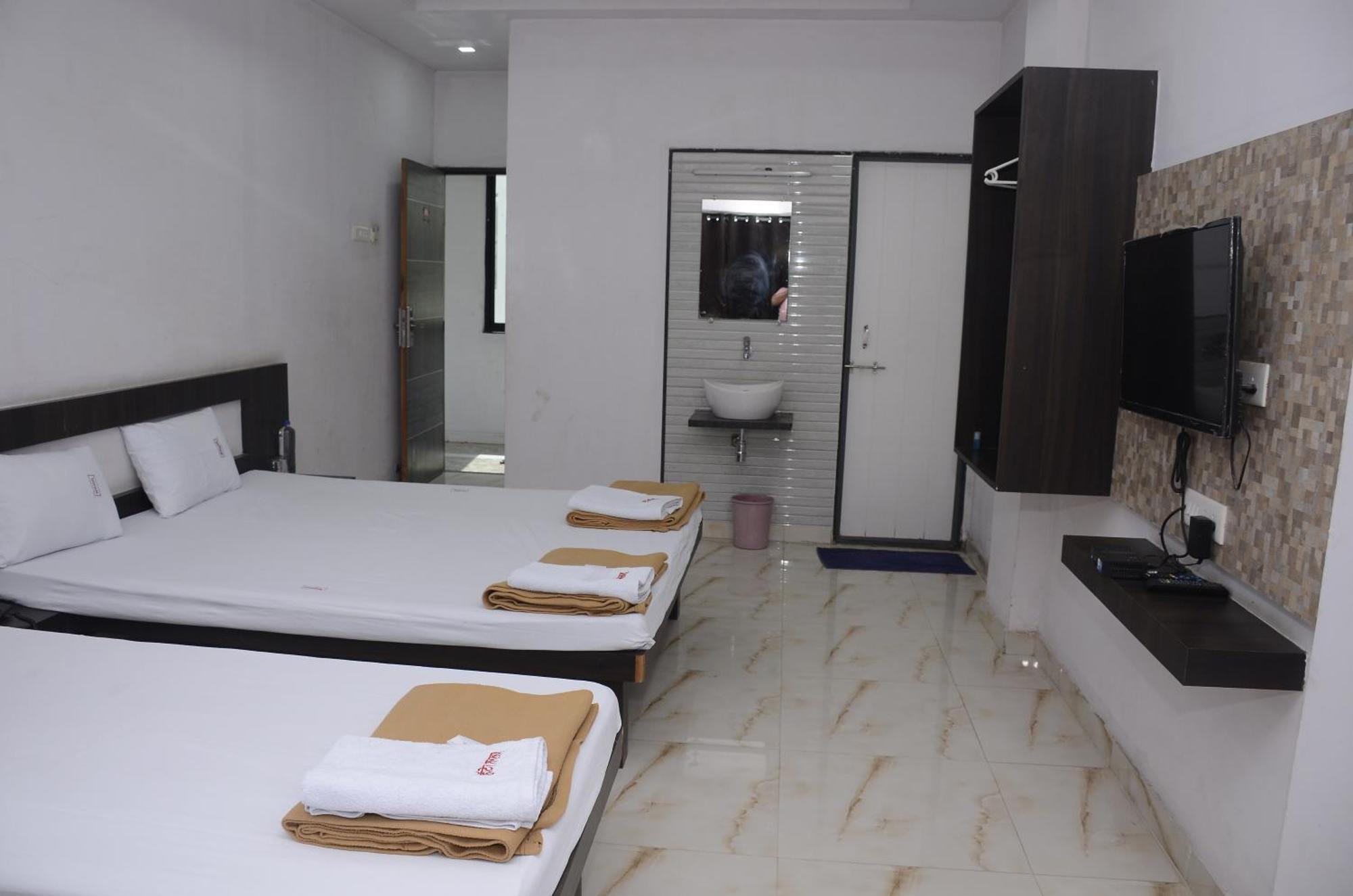 Hotel Mangalam Kurandvad Luaran gambar